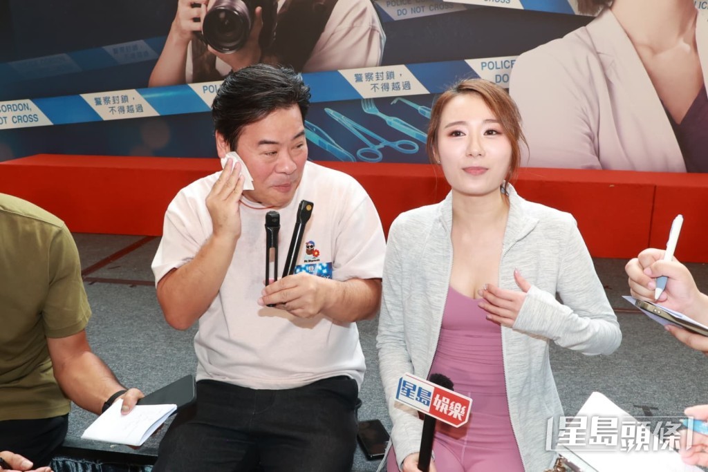 在王菲身旁接受訪問時，韋家雄依舊汗流不停。