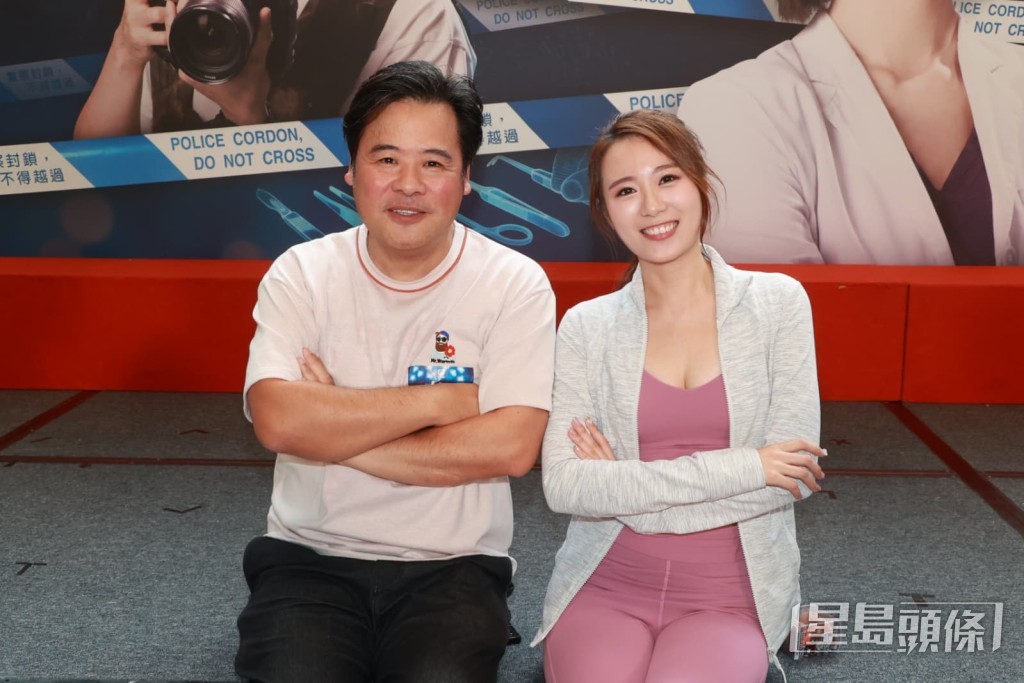 韋家雄坦言未曾試過可以這樣觀賞一大群女同事做瑜伽。