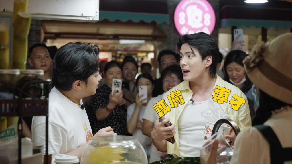 吳兆麟在夜市受到途人圍觀，人氣高企。