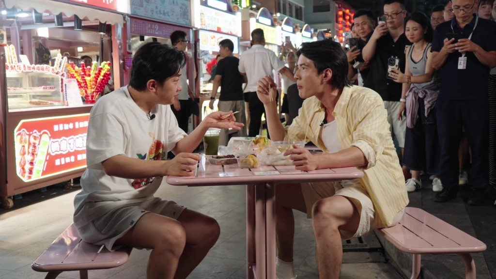王祖藍和吳兆麟坐在街頭享用夜市美食，相當貼地。