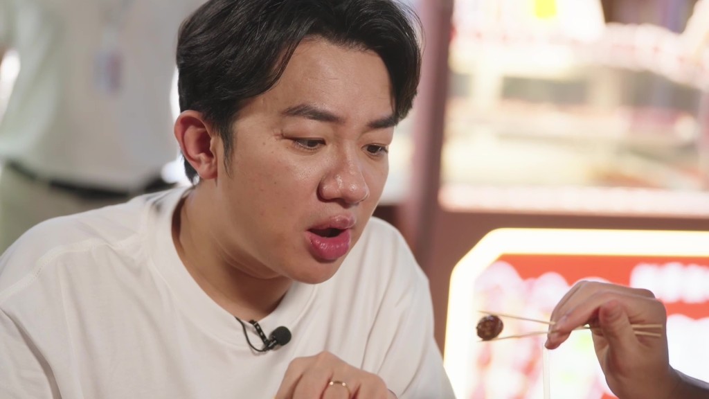 王祖藍對嘗試炸昆蟲顯得躍躍欲試。