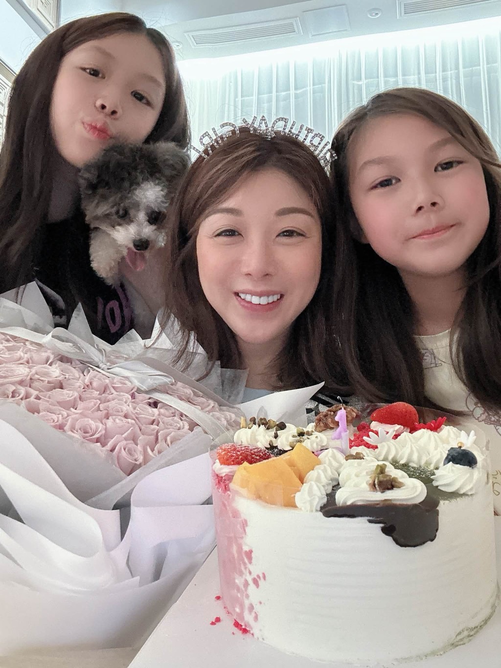 胡家惠的兩位女兒特意為媽媽慶生。