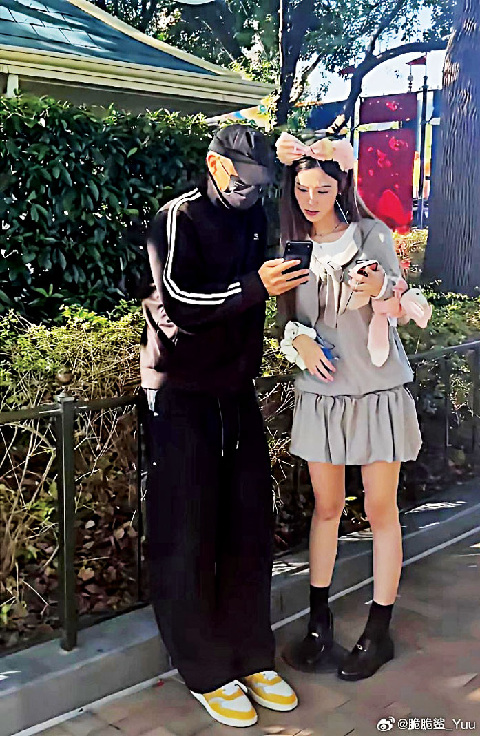■他們並肩漫步樂園街頭，不時研究遊玩攻略。網上圖片