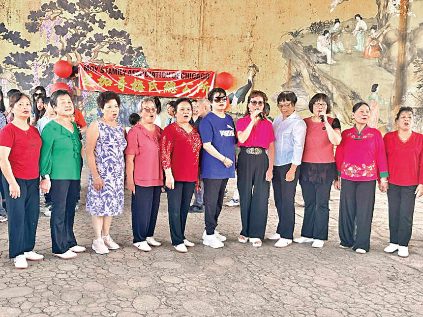 婦女合唱組團員高歌一曲芝加哥。梁敏育攝