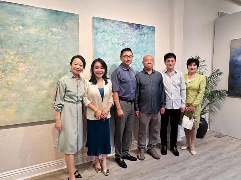 周仕超介紹其畫作。記者陸新攝