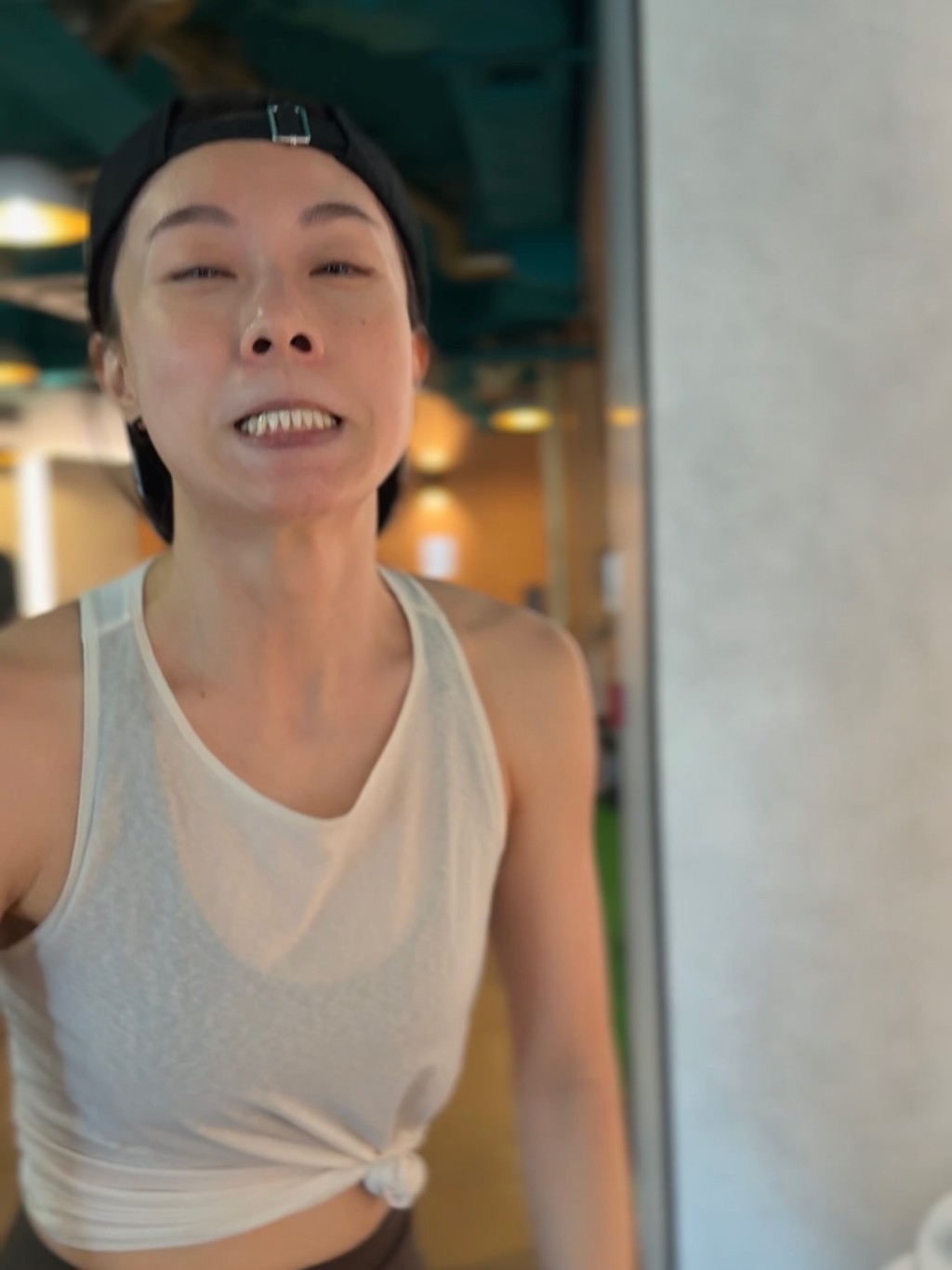 片段中可見她因用力而表情扭曲。
