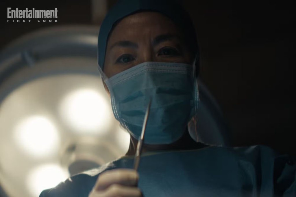 楊紫瓊為電影角色學習基本的外科手術技巧。