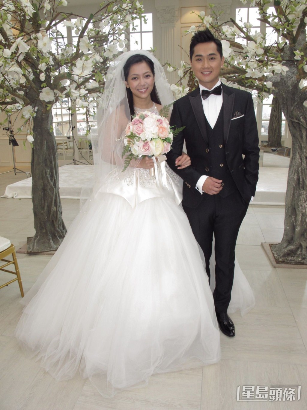 鄭俊弘與何雁詩曾以婚紗造型拍攝合唱歌〈真心真意〉的MV。