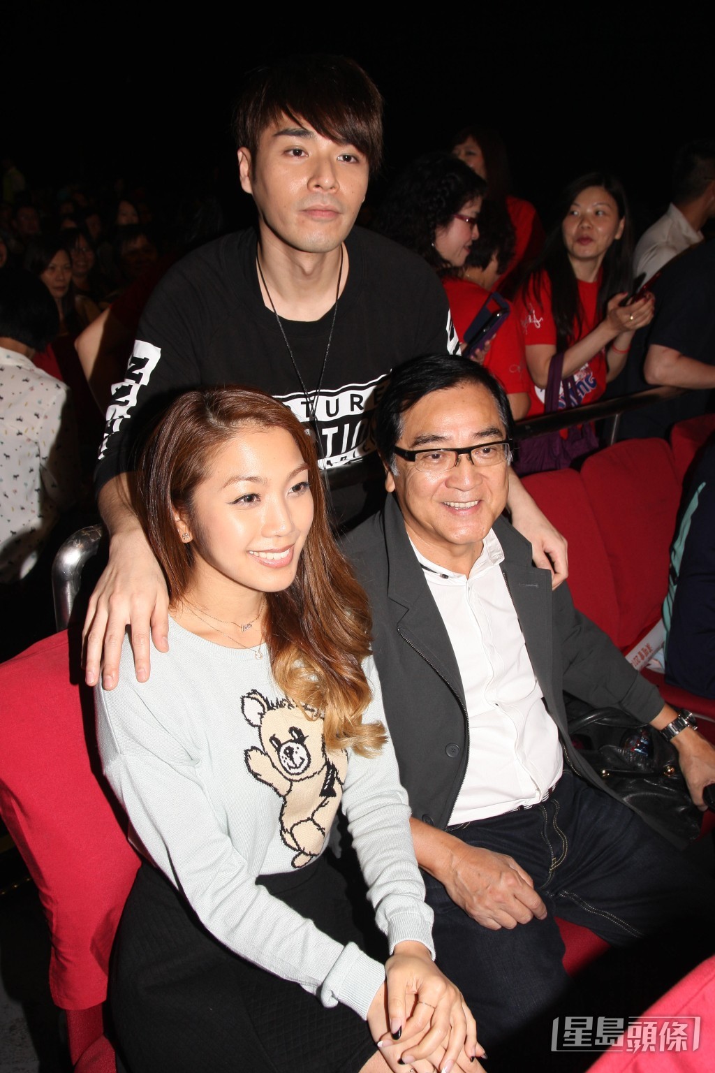 姜麗文與父親秦沛一同現身支持鄭俊弘2014年的演出。