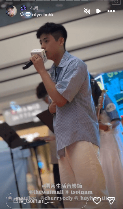 蔡楠在商場音樂節上獻唱,表演欲十足。