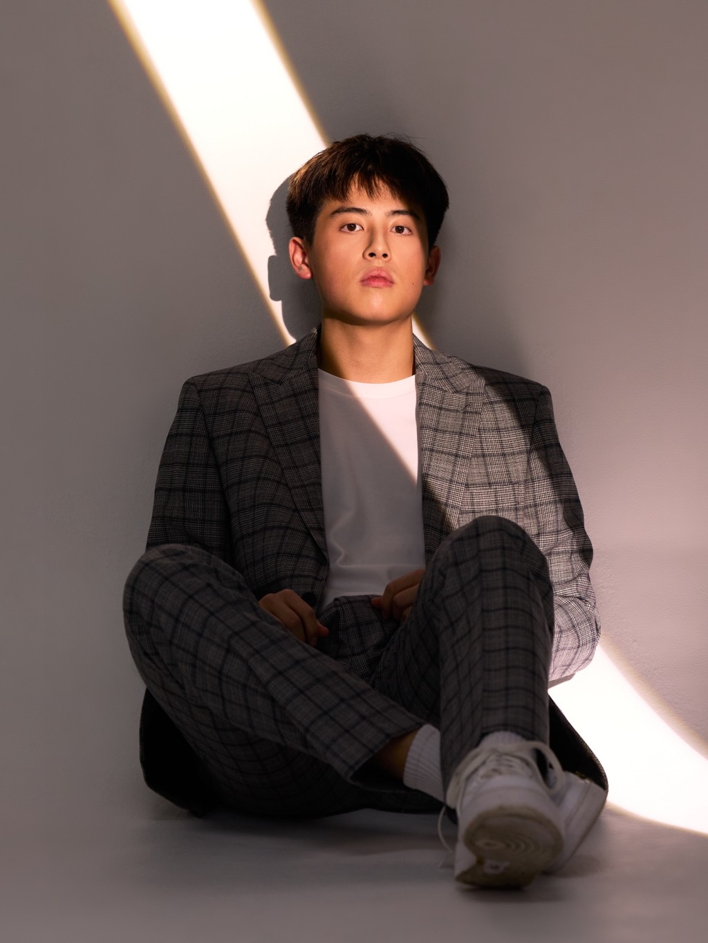 蔡楠換上一套灰色格紋西裝,演繹輕熟男風格。