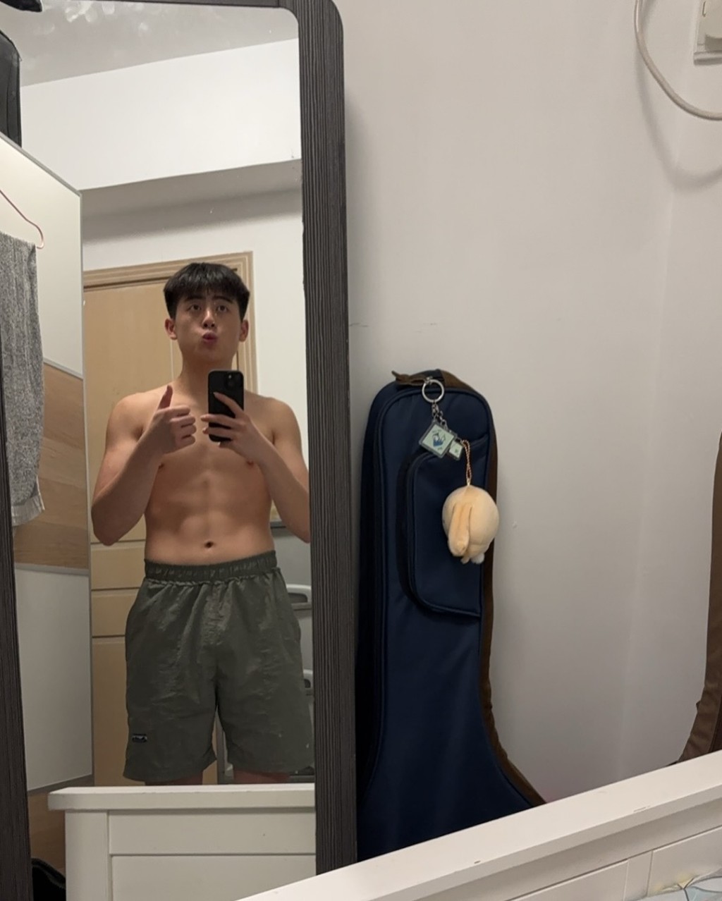 蔡楠大秀健碩腹肌,單手豎起大拇指自信自拍。