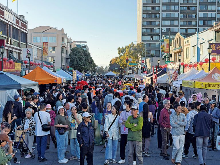 第三屆屋崙華埠夜市9月12日登場，大批民眾湧入華埠，帶來旺盛人氣。記者蘇婕雅攝