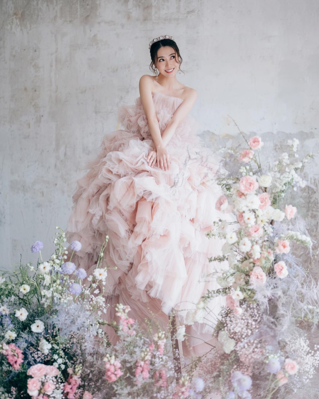 阮嘉敏的婚紗照風格唯美。