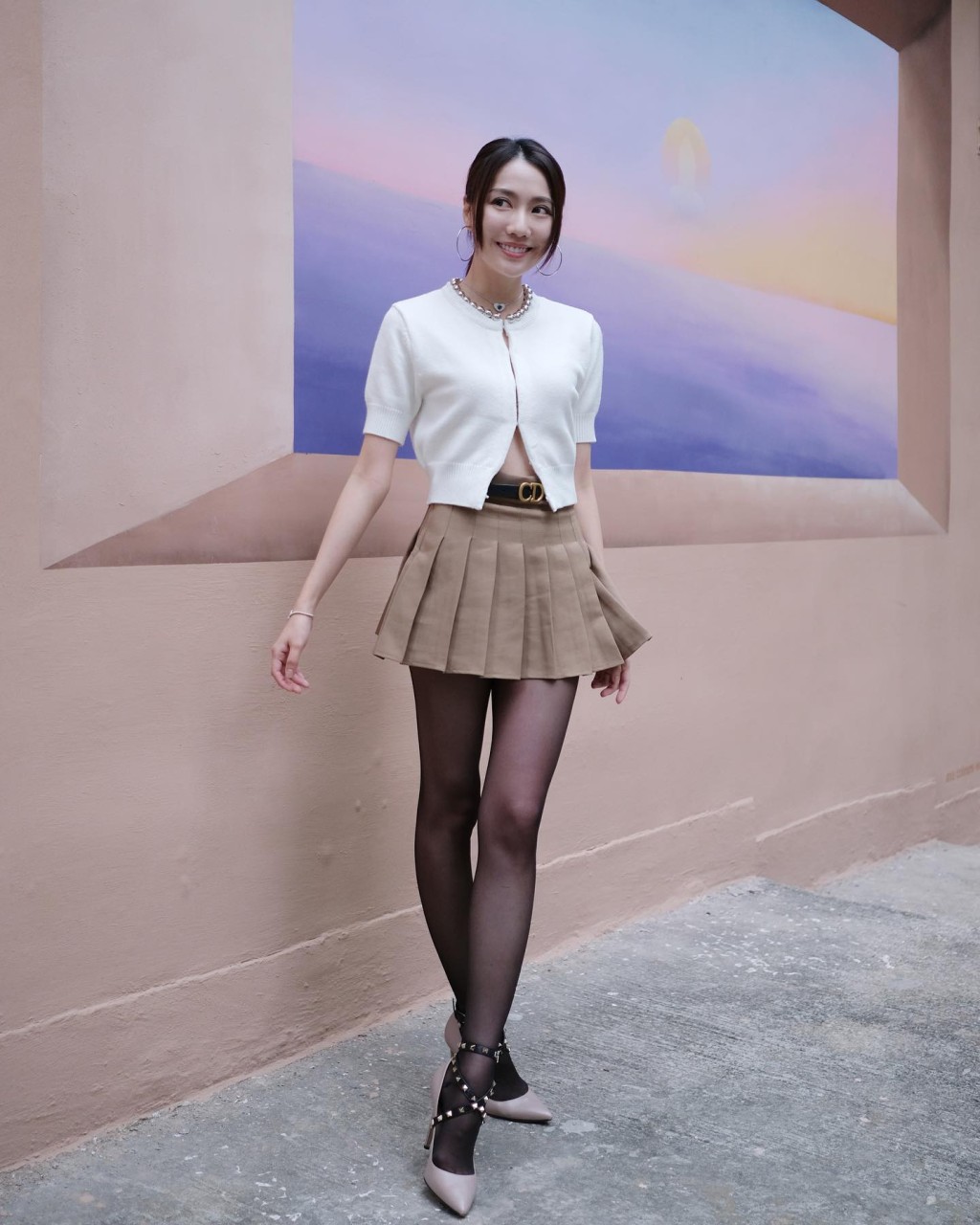 阮嘉敏的黑絲造型。