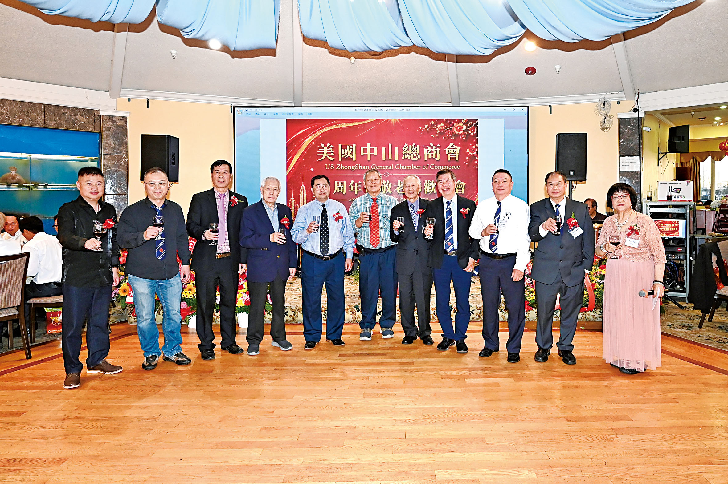 中山總商會首長與僑界貴賓共同敬酒。馬紅兵攝