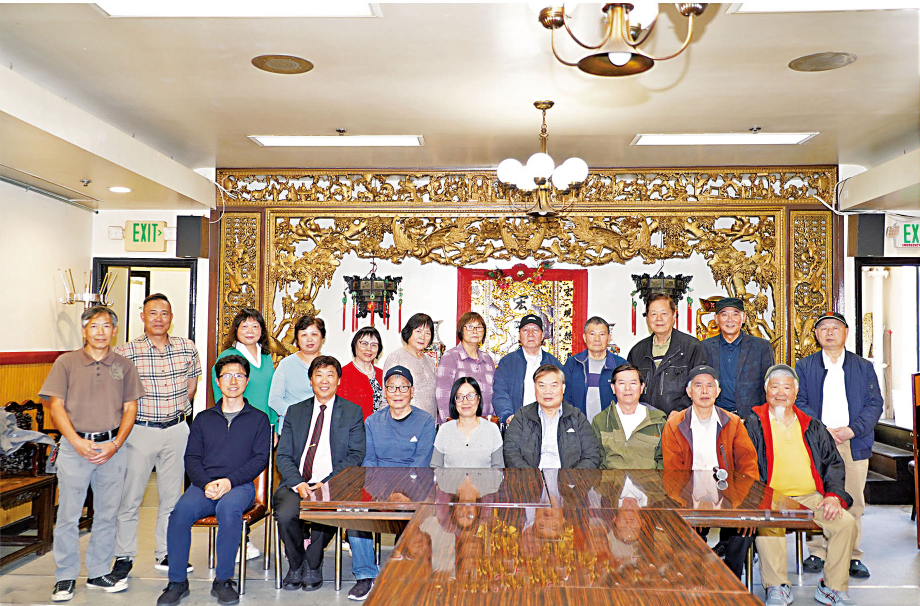 前左起：黃磊、元老國亮、元老文啟、譚金花教授、主席燦芬、監察長國祥、元老浩楫、中文書記志琪（後左2）及宗親合照。譚國亮攝