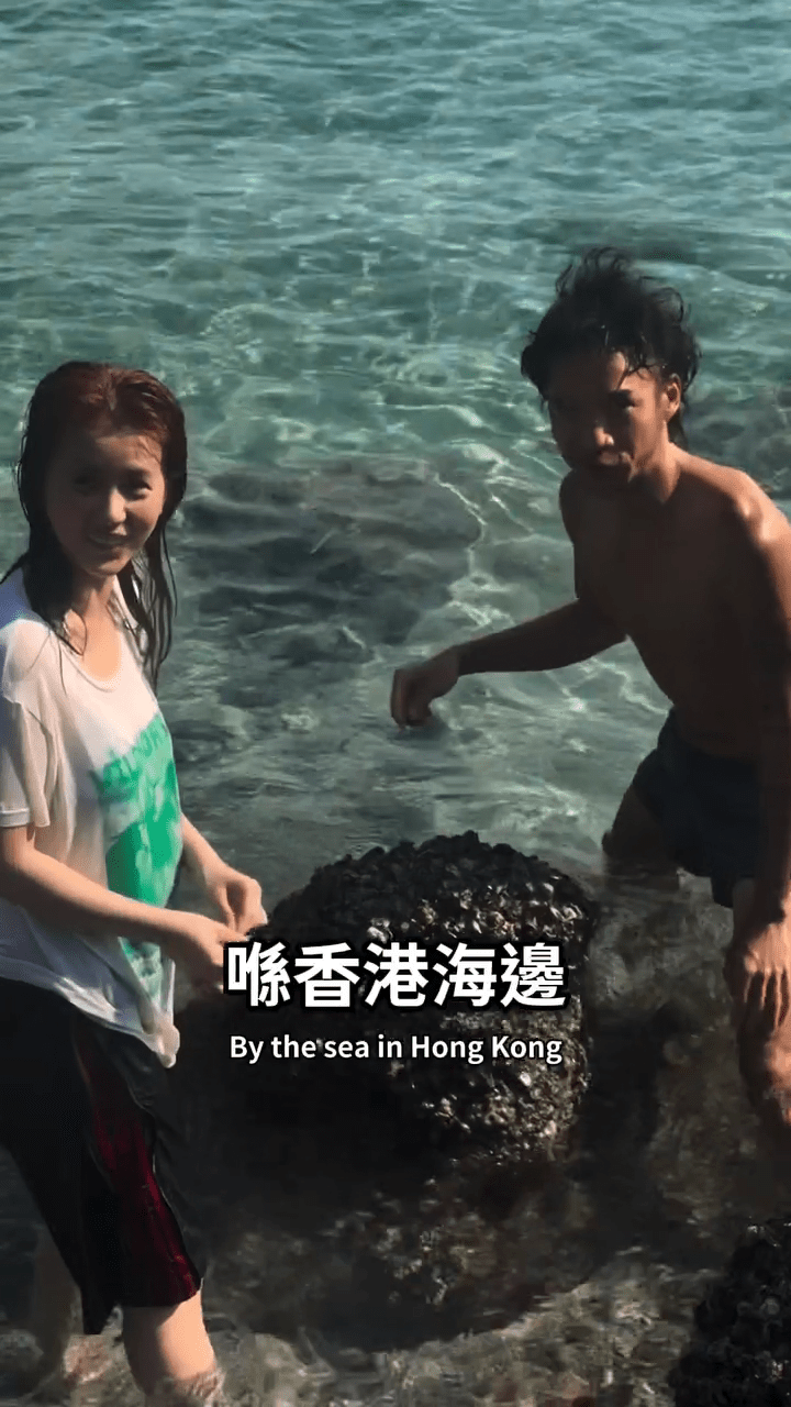 導演左治與鄧月平在香港海邊，準備展開他們的水中活動。
