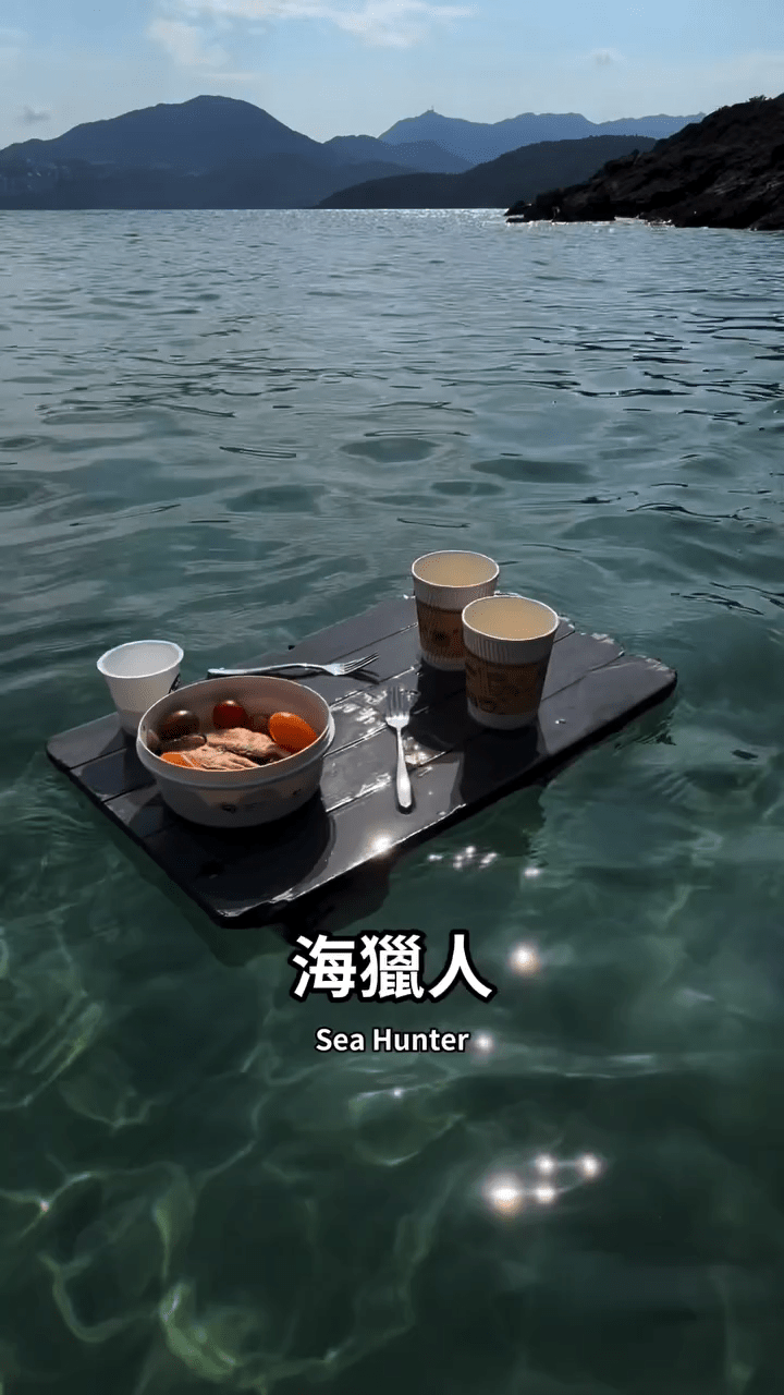 他們將食物放在浮板上，在海中享受特別的「blunch」時光。