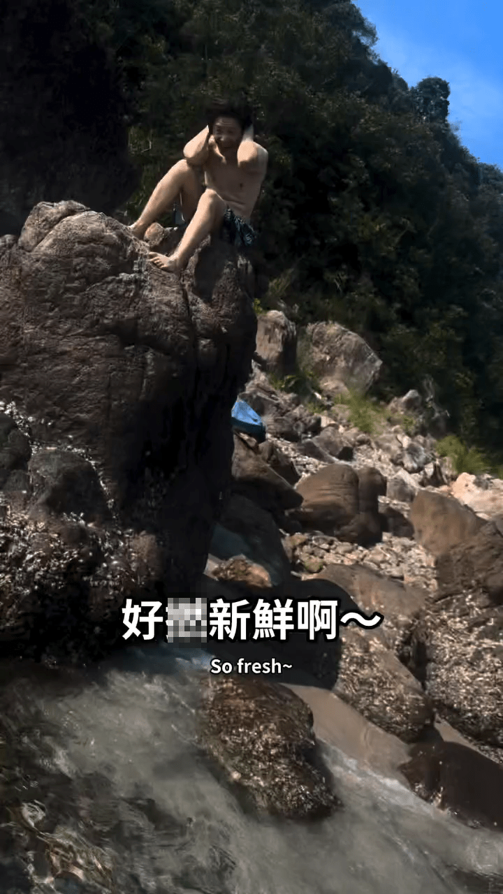同行友人在岸邊看著左治食生蠔的一幕，露出驚訝表情。