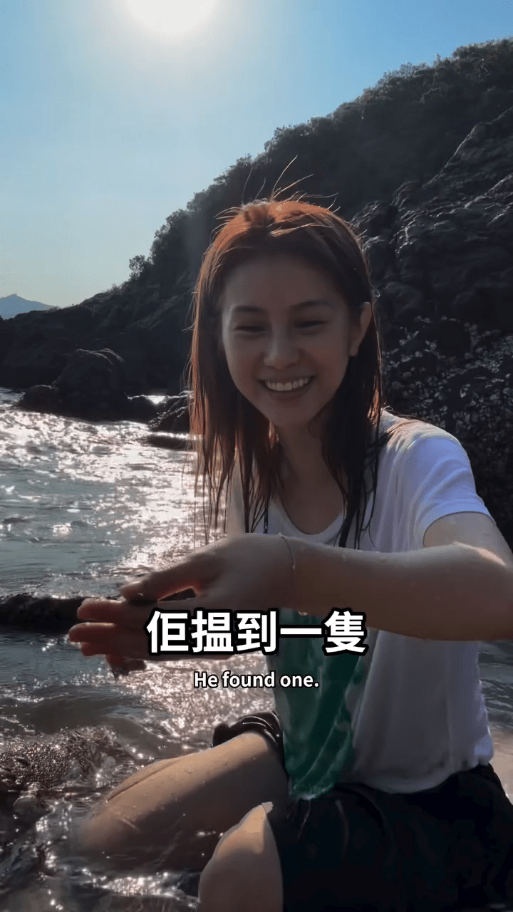 鄧月平在海邊露出燦爛笑容，看來對此次出海體驗相當滿意。