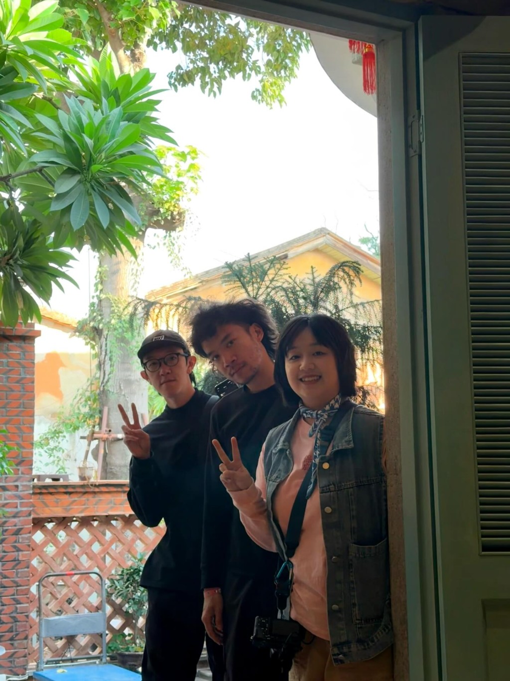 左治（中）的工作需要經常往返內地與香港。