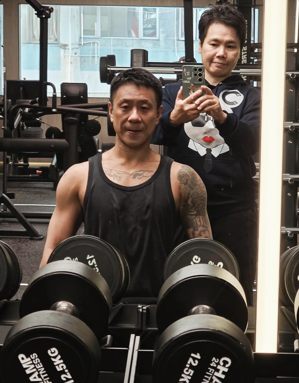 43歲的朱栢康身形鍛練得相當健碩。