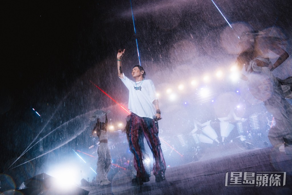 Alex 在演出中濕身。