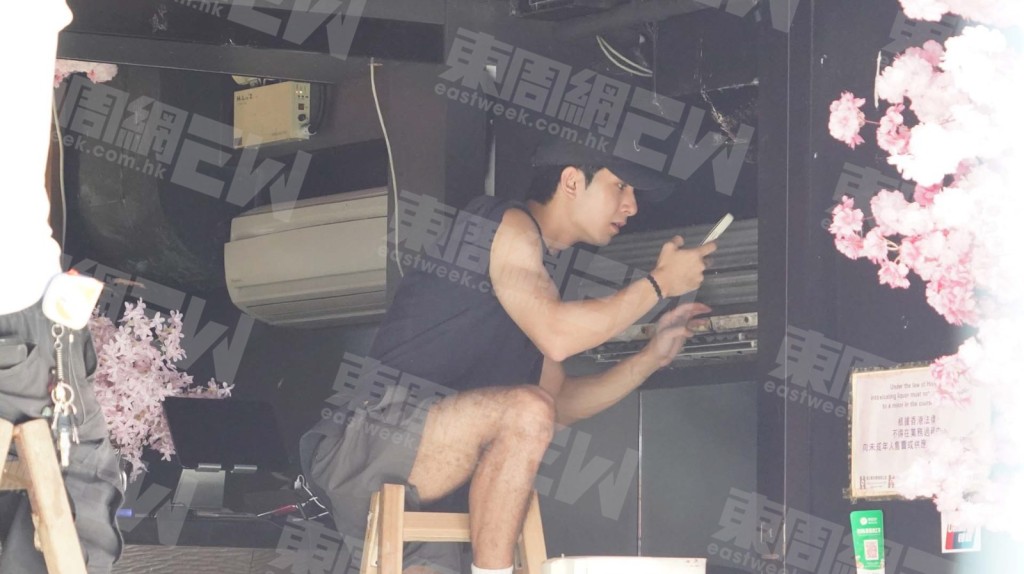 方智弘（Oscar）帶着木梯前往尖沙咀諾士佛臺工作。（《東周刊》圖片）