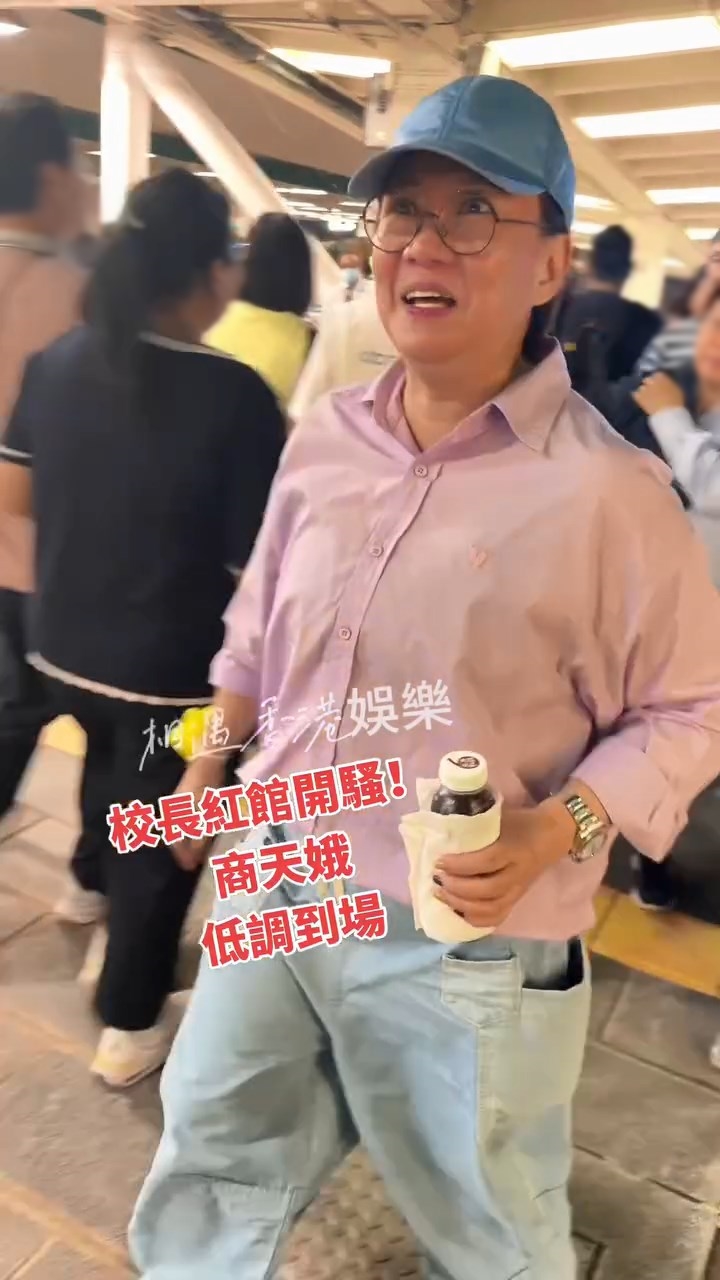 商天娥被拍攝時全程保持笑容。