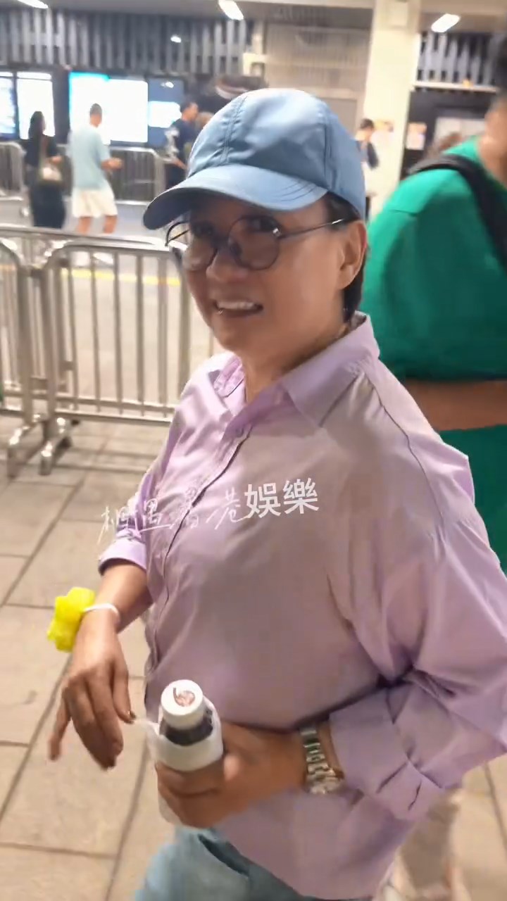 商天娥與遇見她的網民沿途交談,氣氛融洽。