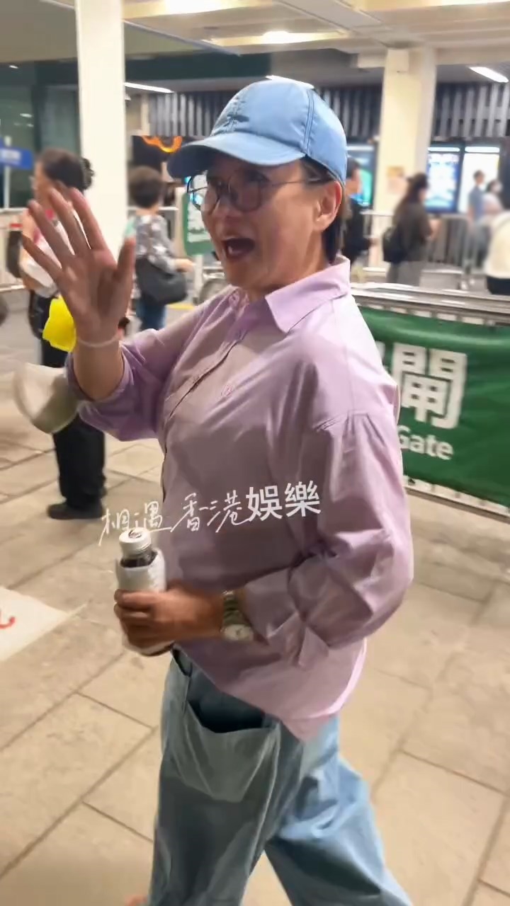 離開時,商天娥向在場網民揮手道別。