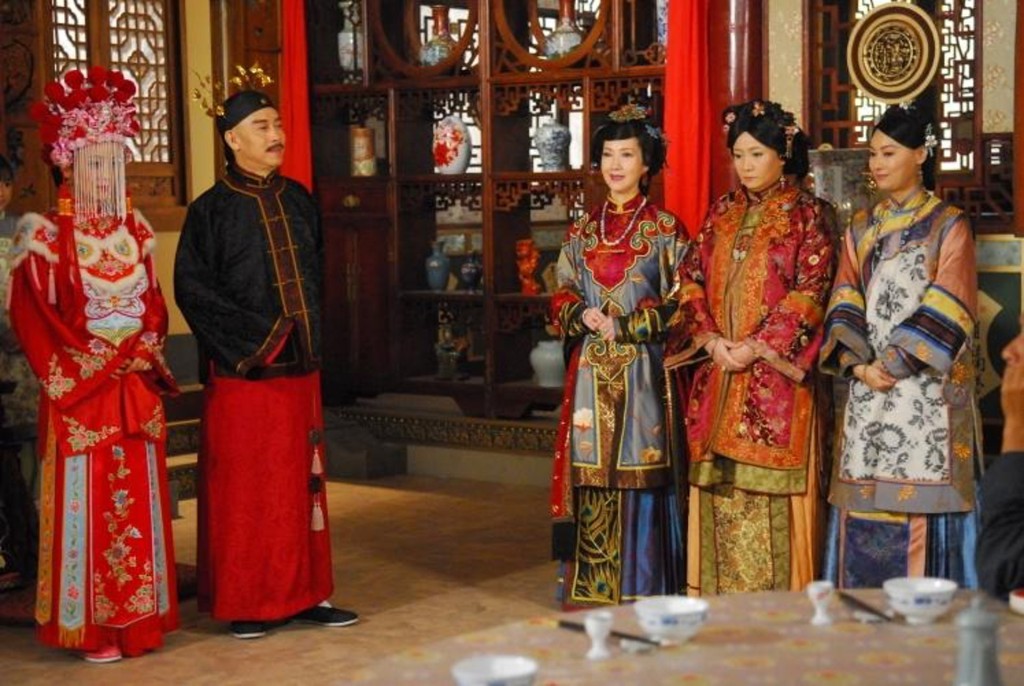 2009年拍攝《巾幗梟雄》時,曾傳出商天娥不滿飾演「四奶奶」的鄧萃雯戲份過重。