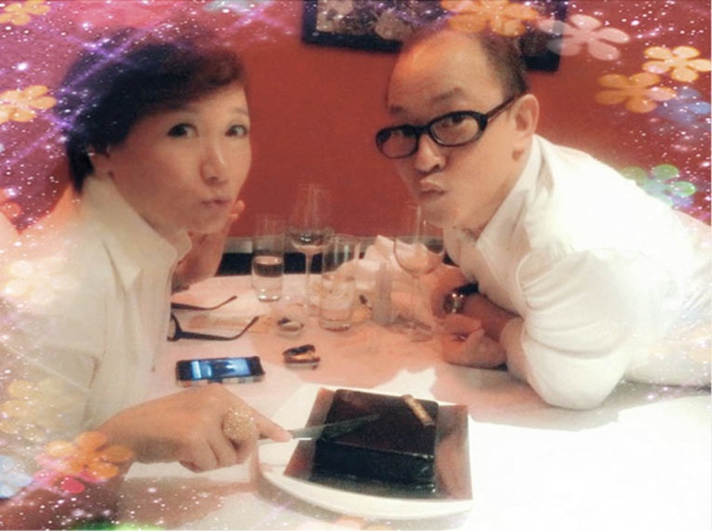 有指商天娥的丈夫暗戀她長達十多年,一直未婚等待她。