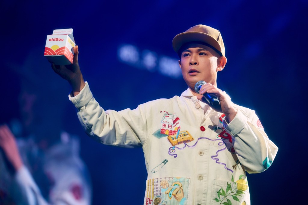 側田近年遊走各地玩音樂,結識了眾多來自世界不同文化背景的音樂夥伴。
