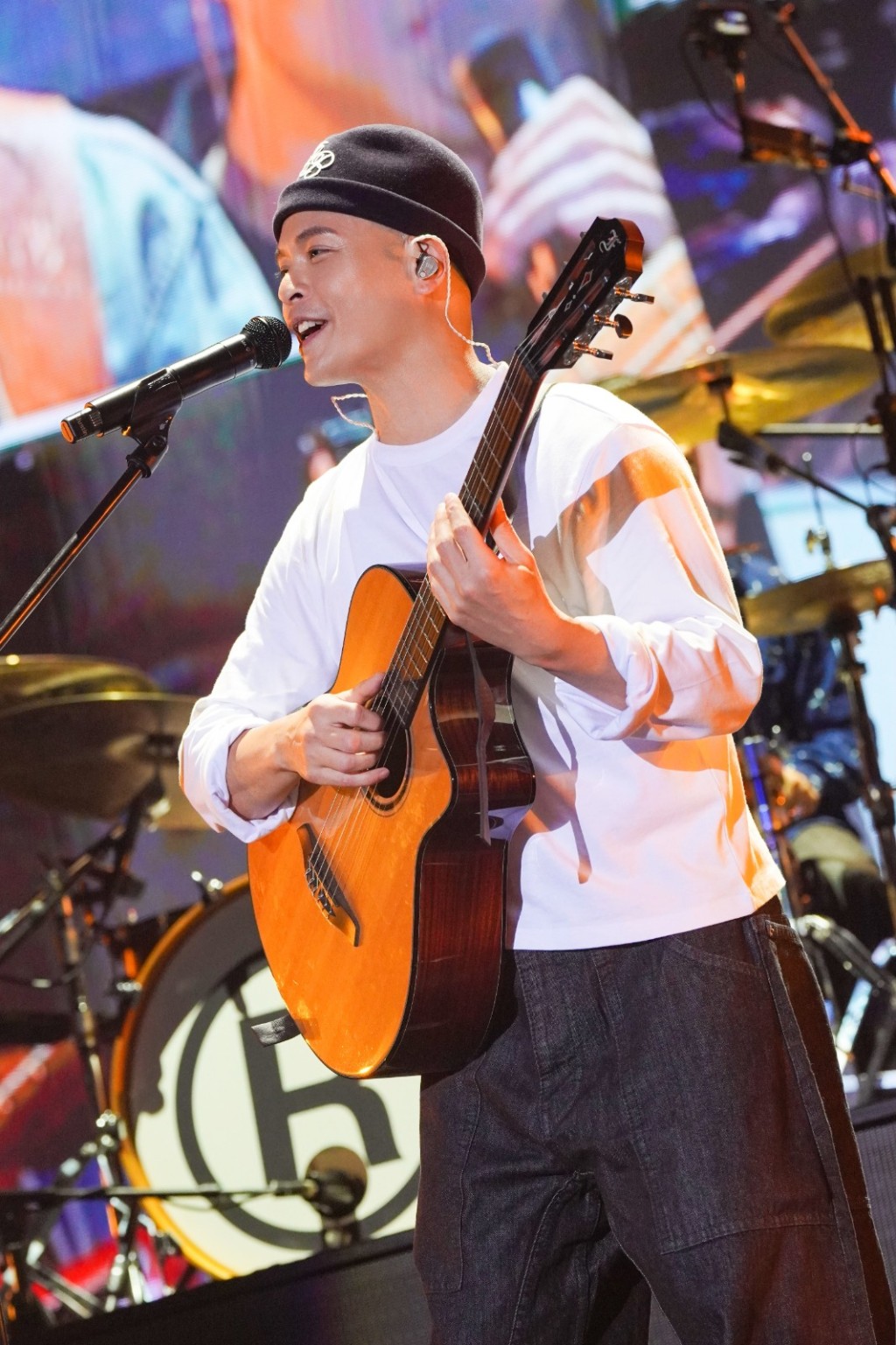 他表示自己會盡量學習每個國家那些家傳戶曉的經典歌曲。