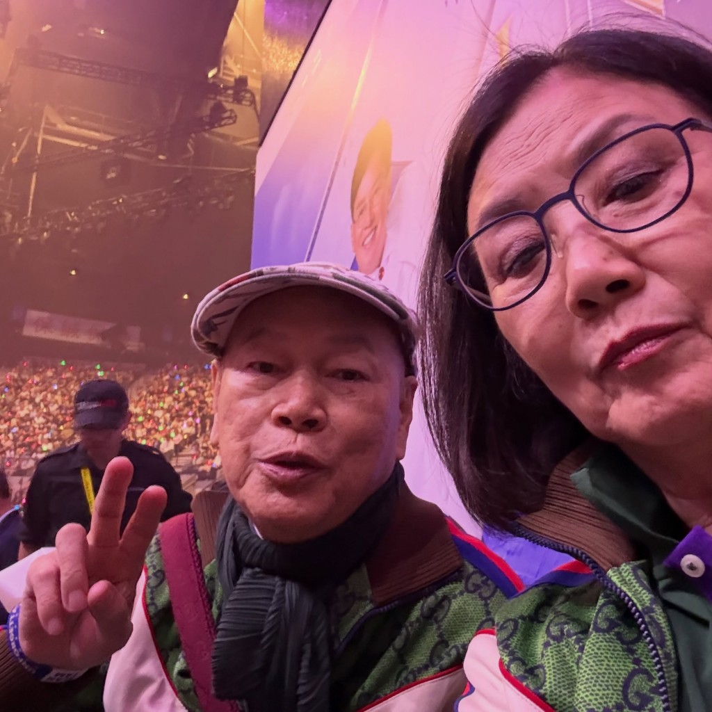 汪明荃與羅家英在演唱會場內自拍，展現恩愛一面。
