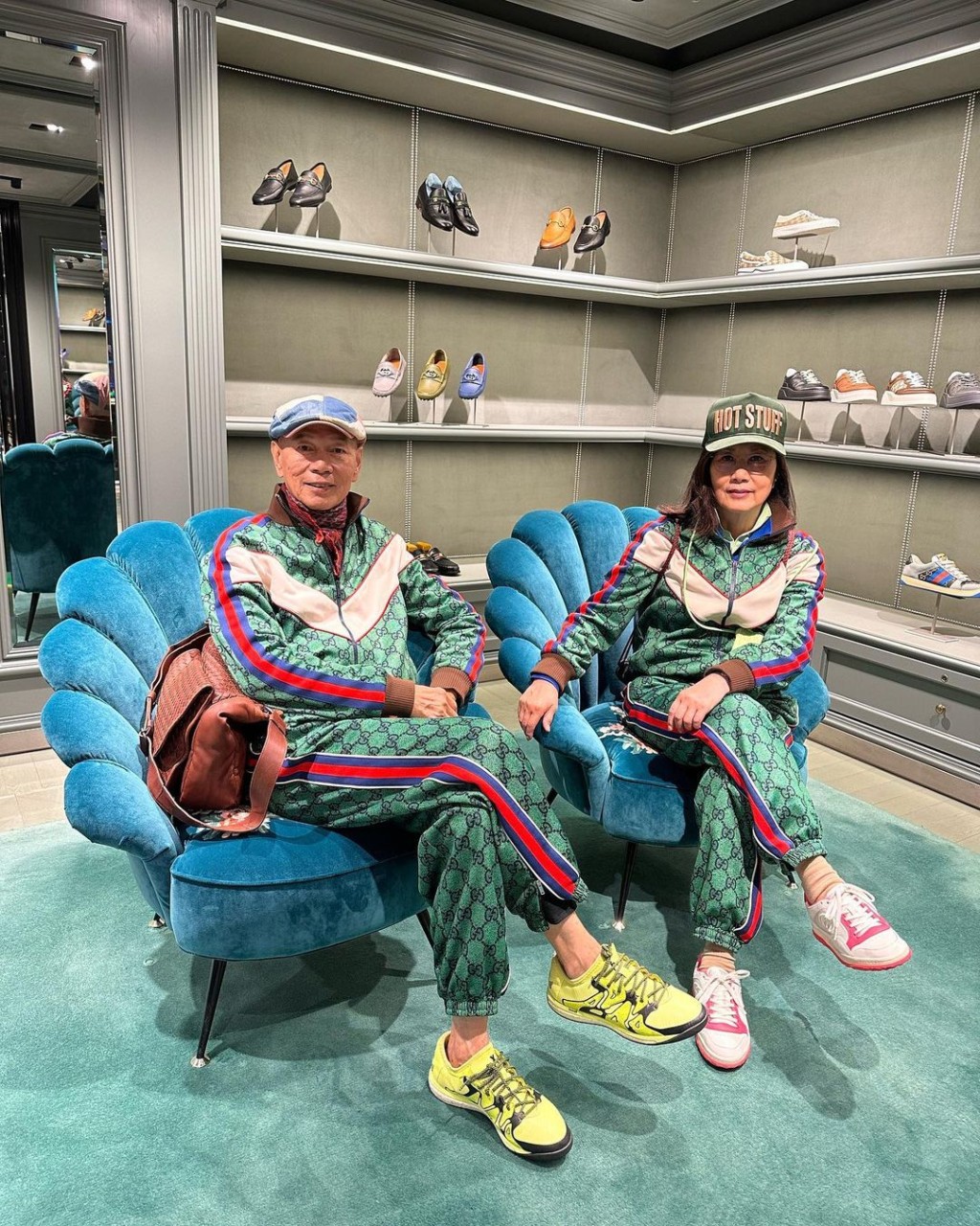 兩人並在機場的Gucci店舖前打卡留念。