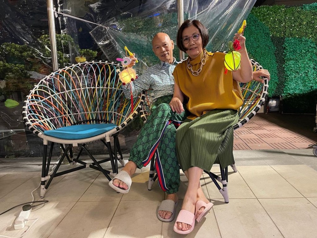 偶爾也會見到兩人分別單穿上衣或運動褲單獨現身，即使名牌也穿着多年，絕不浪費。