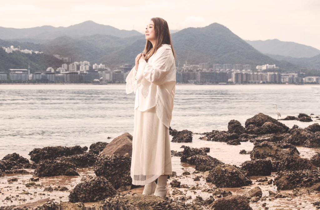 歌曲希望鼓勵女性自愛自強，活出屬於自己的美麗人生。