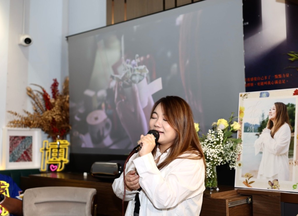 她在活動現場為粉絲演唱了新歌《花說》。