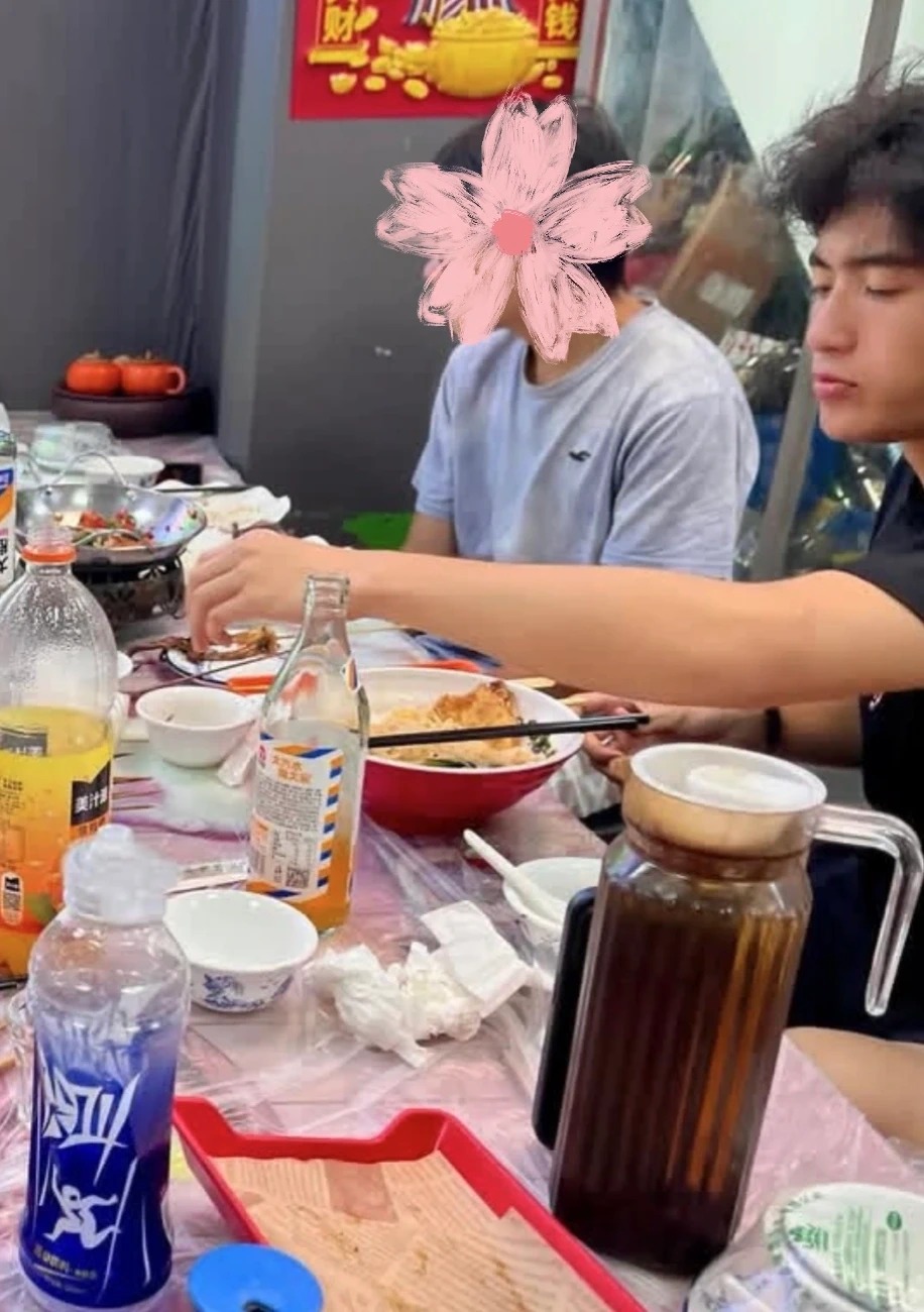 Lucas在內地大牌檔用餐的近照，近日成為網絡熱話。