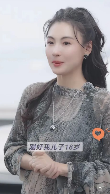 張栢芝親自為大兒子挑選及試駕新車。