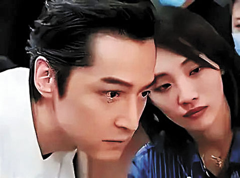 他和經紀人妻子。網上圖片