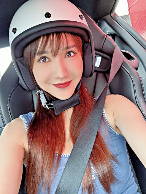 徐千京首次體驗賽車。網上圖片