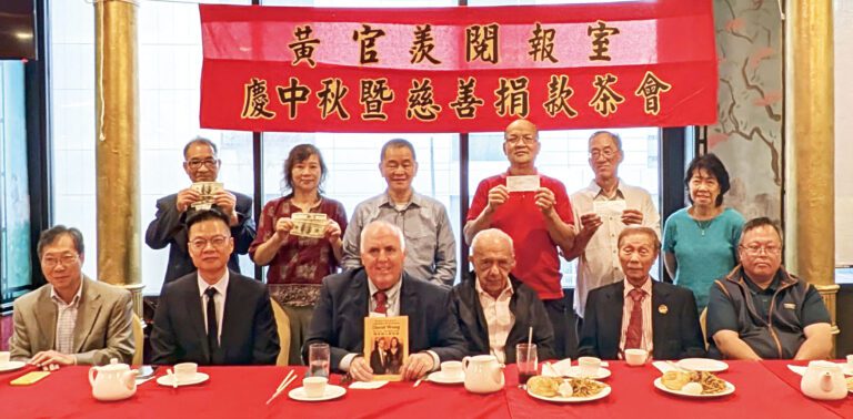 （前排左起）雷國輝、康雅雄、費連、Salem醫生、黃官羨父子同獲得捐款的團體代表合影。李強攝