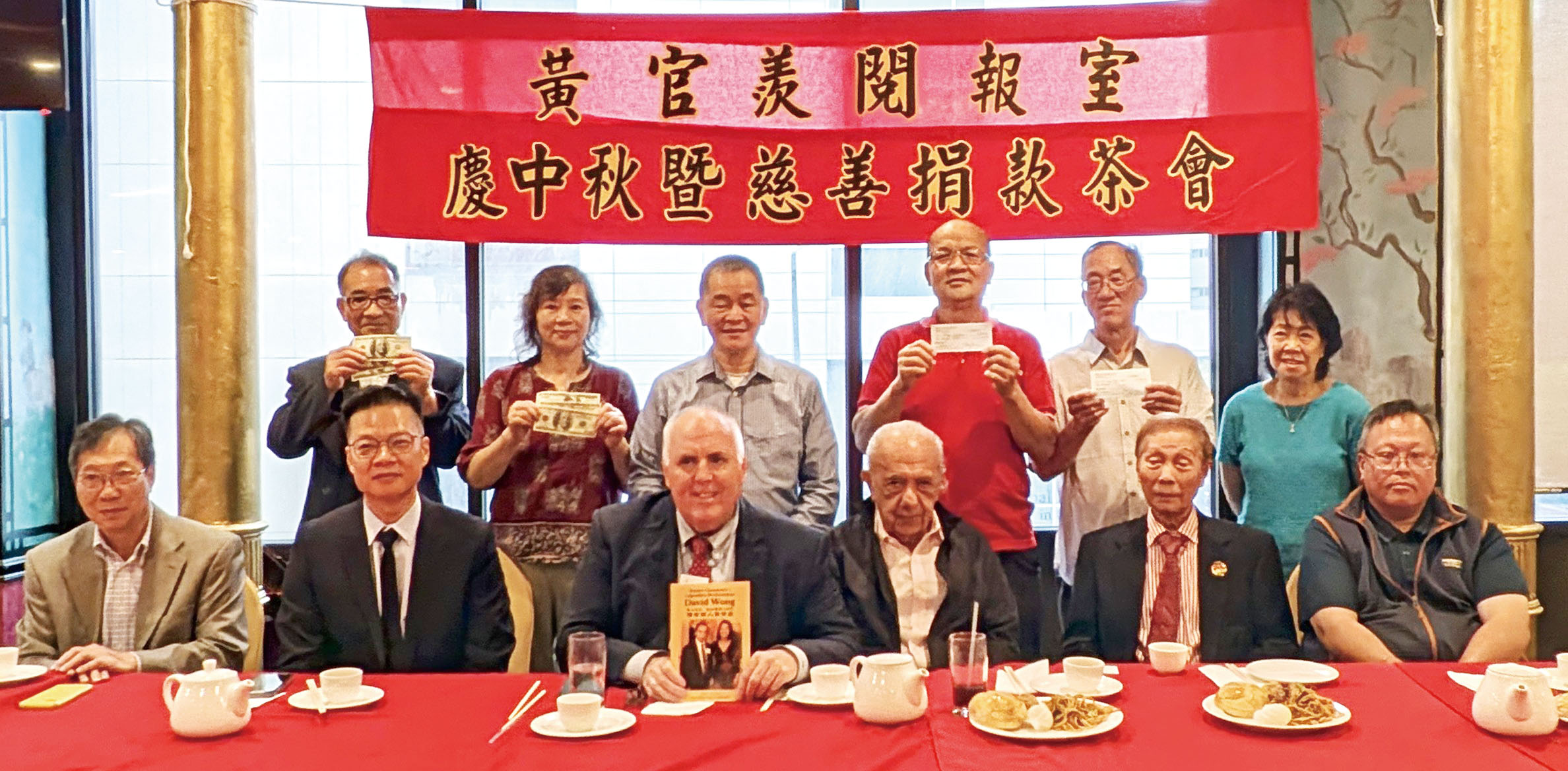 （前排左起）雷國輝、康雅雄、費連、Salem醫生、黃官羨父子同獲得捐款的團體代表合影。李強攝