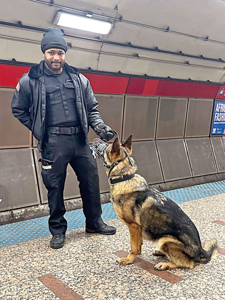 治安問題永遠是民眾最關注的議題，圖為地鐵站有警員及警犬把關、乘客會有安全感。梁敏育攝