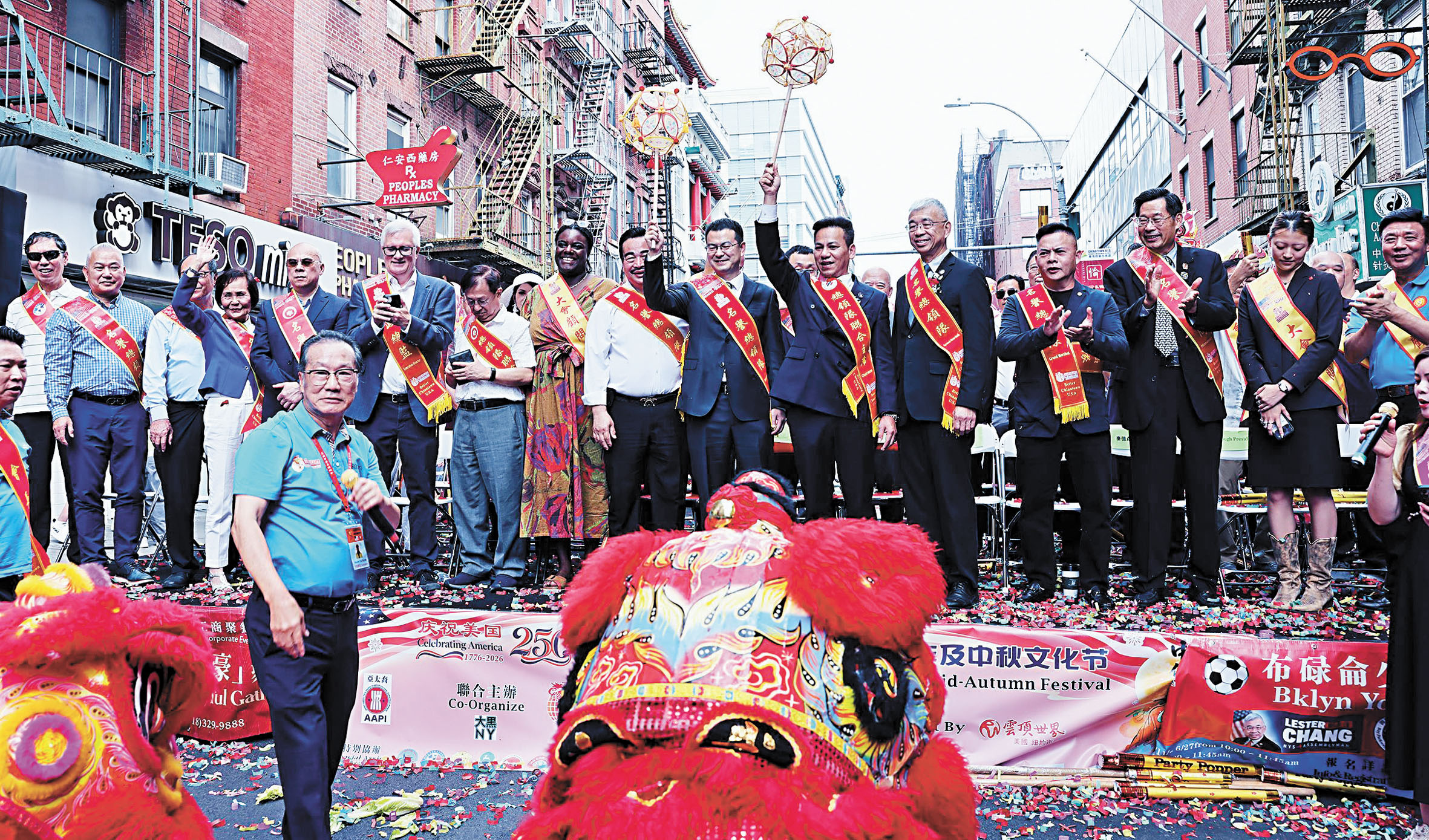 為緬懷民主革命先行者孫中山「天下為公」精神及紀念其誕辰160周年，社區辦理獻花儀式。