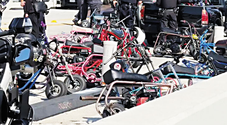 第六街大橋開展打擊非法佔用街道行動中，近80輛迷你摩托車被扣押。KTLA